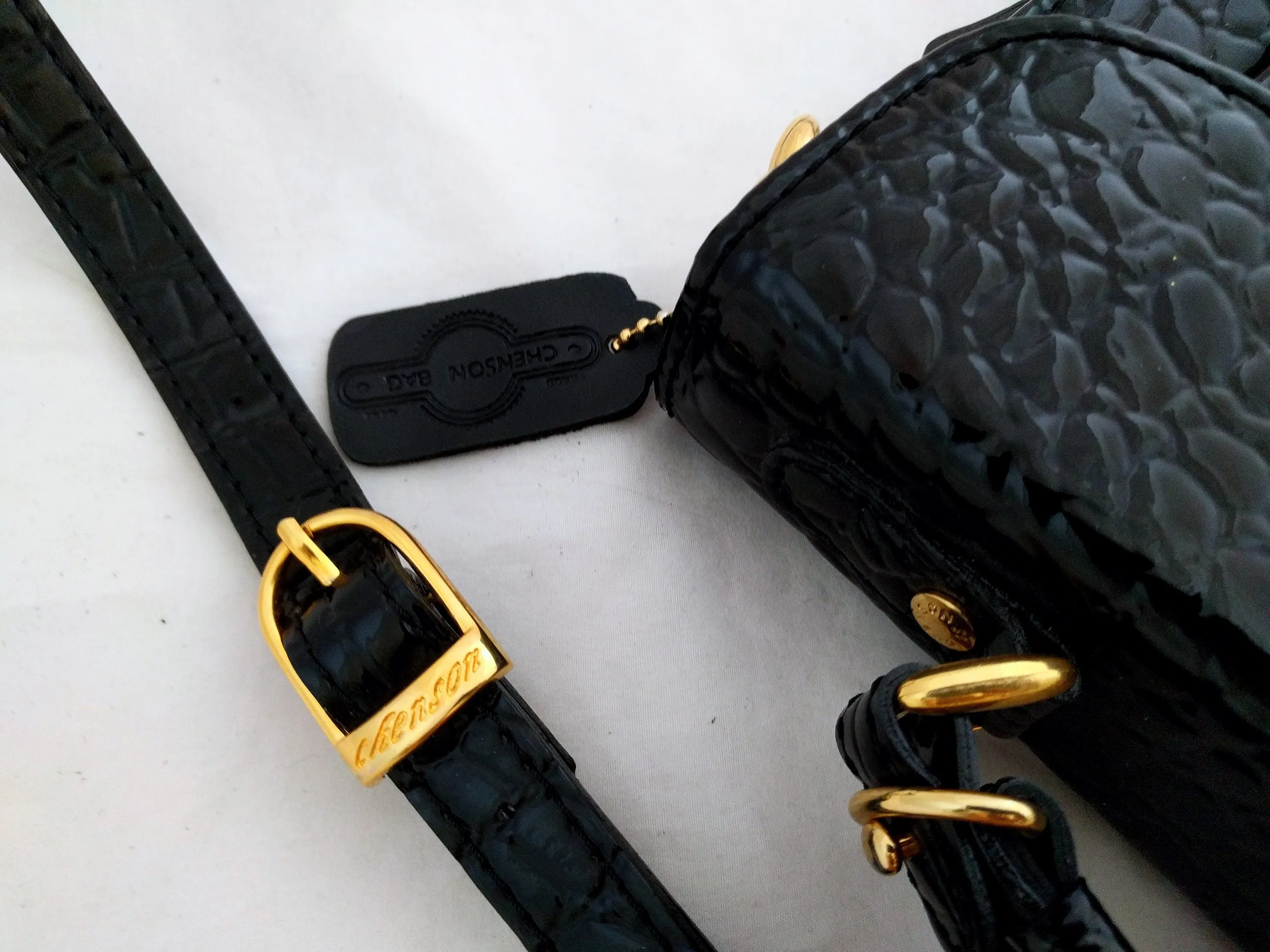 Chenson Black Embossed Leather Handbag – Crocodile-Embossed Shoulder Bag with Removable Strap, 1980s Designer Purse