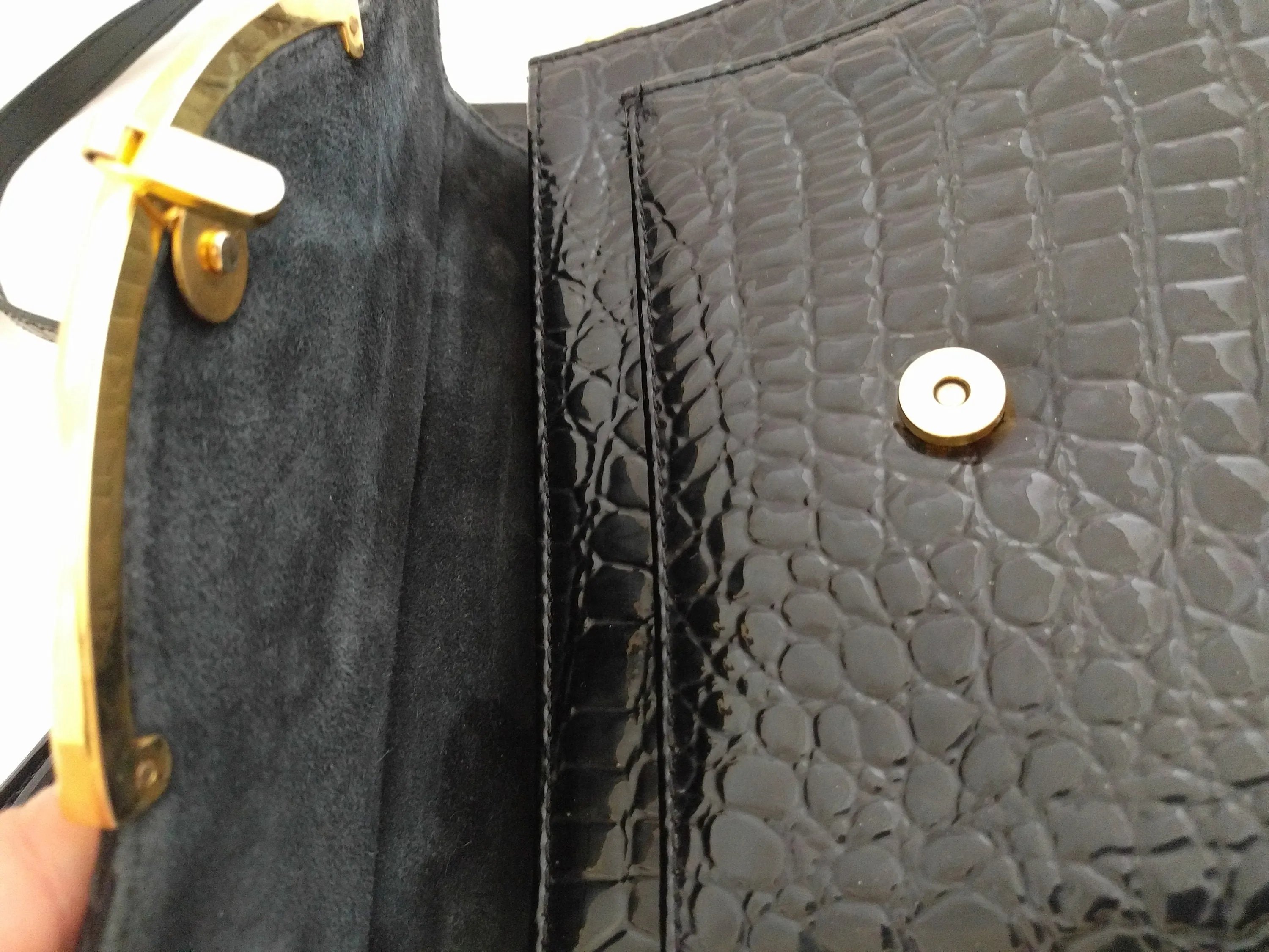 Chenson Black Embossed Leather Handbag – Crocodile-Embossed Shoulder Bag with Removable Strap, 1980s Designer Purse