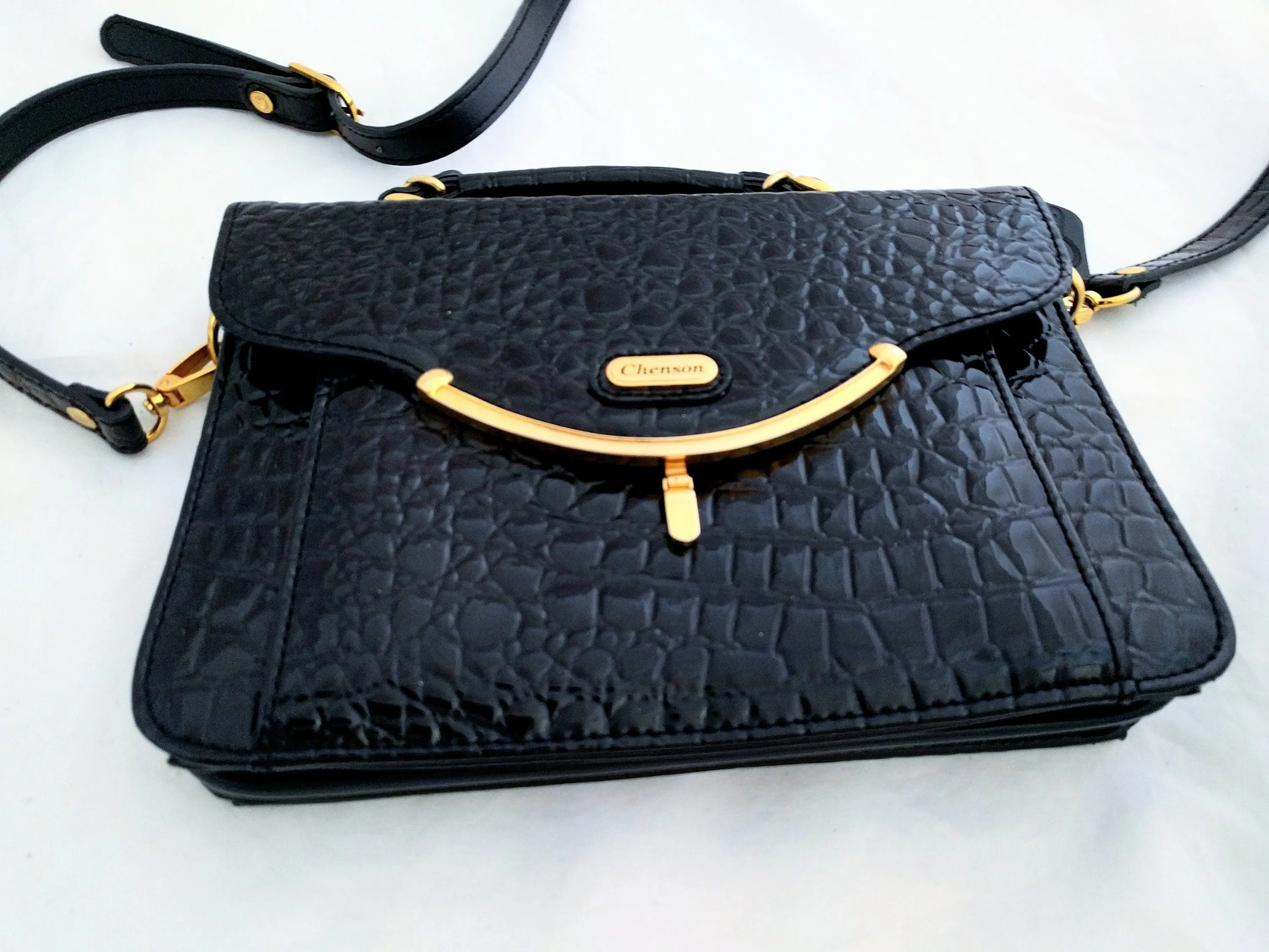 Chenson Black Embossed Leather Handbag – Crocodile-Embossed Shoulder Bag with Removable Strap, 1980s Designer Purse