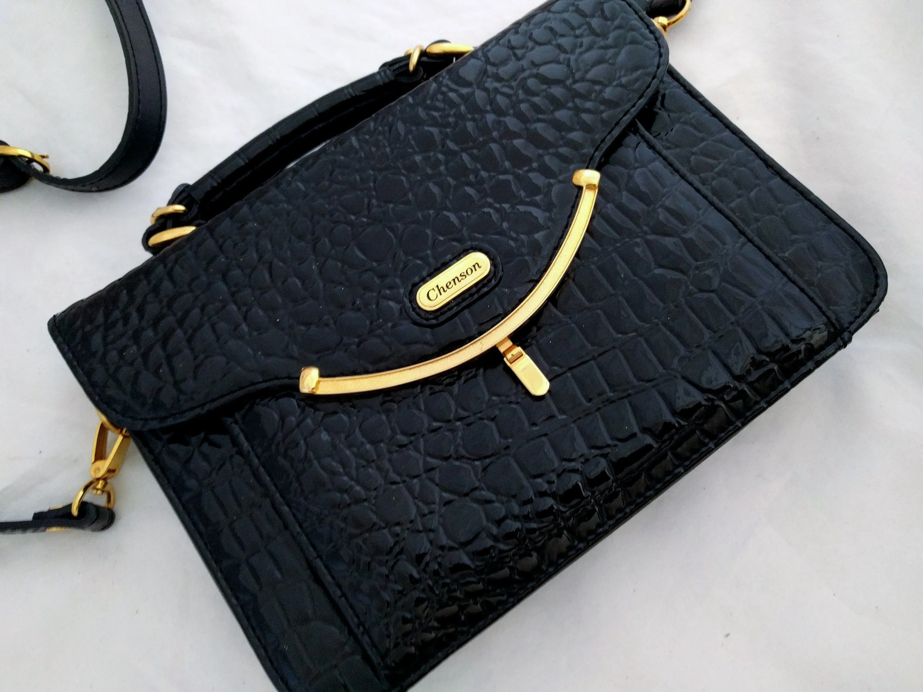 Chenson Black Embossed Leather Handbag – Crocodile-Embossed Shoulder Bag with Removable Strap, 1980s Designer Purse