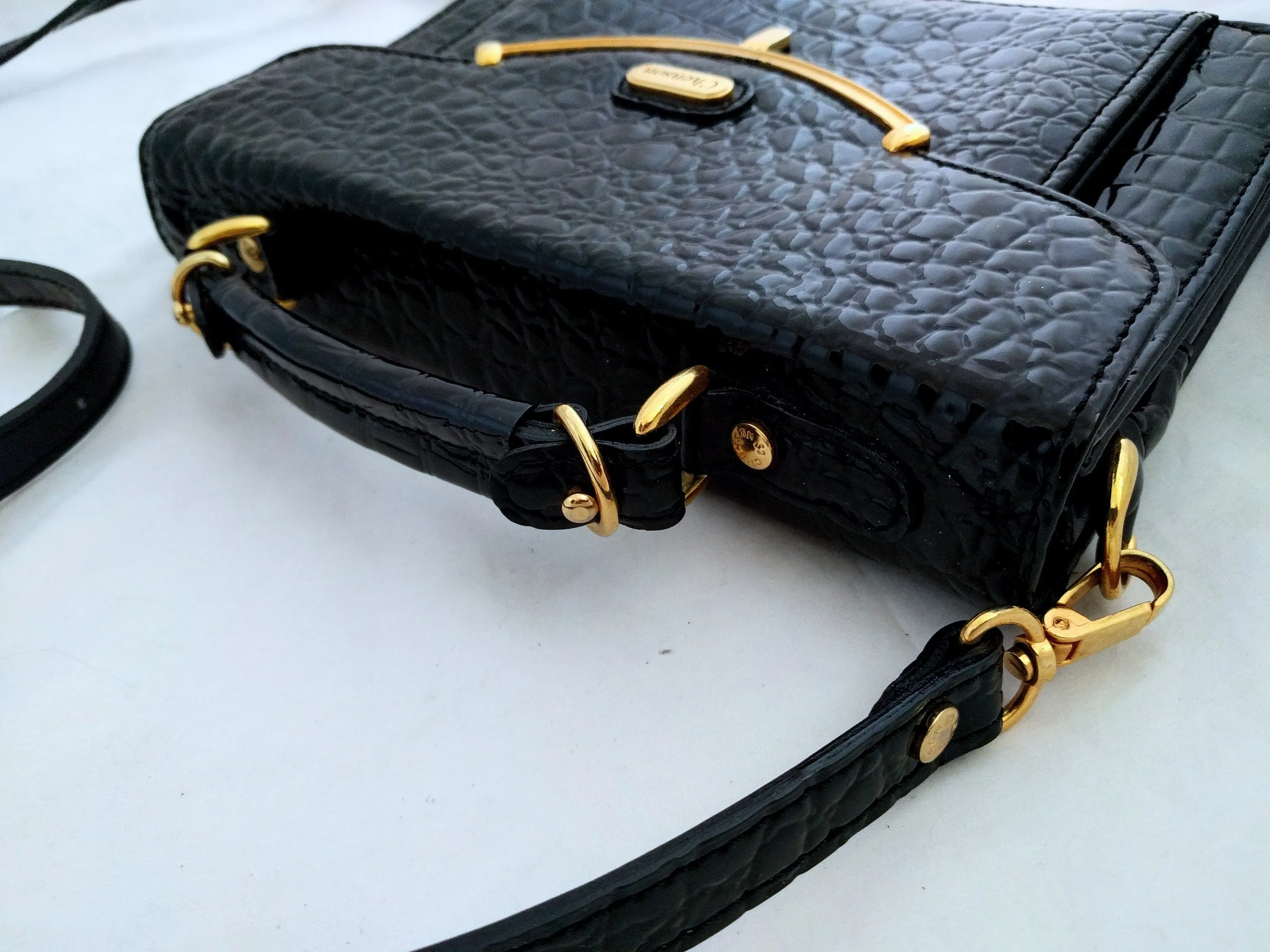 Chenson Black Embossed Leather Handbag – Crocodile-Embossed Shoulder Bag with Removable Strap, 1980s Designer Purse