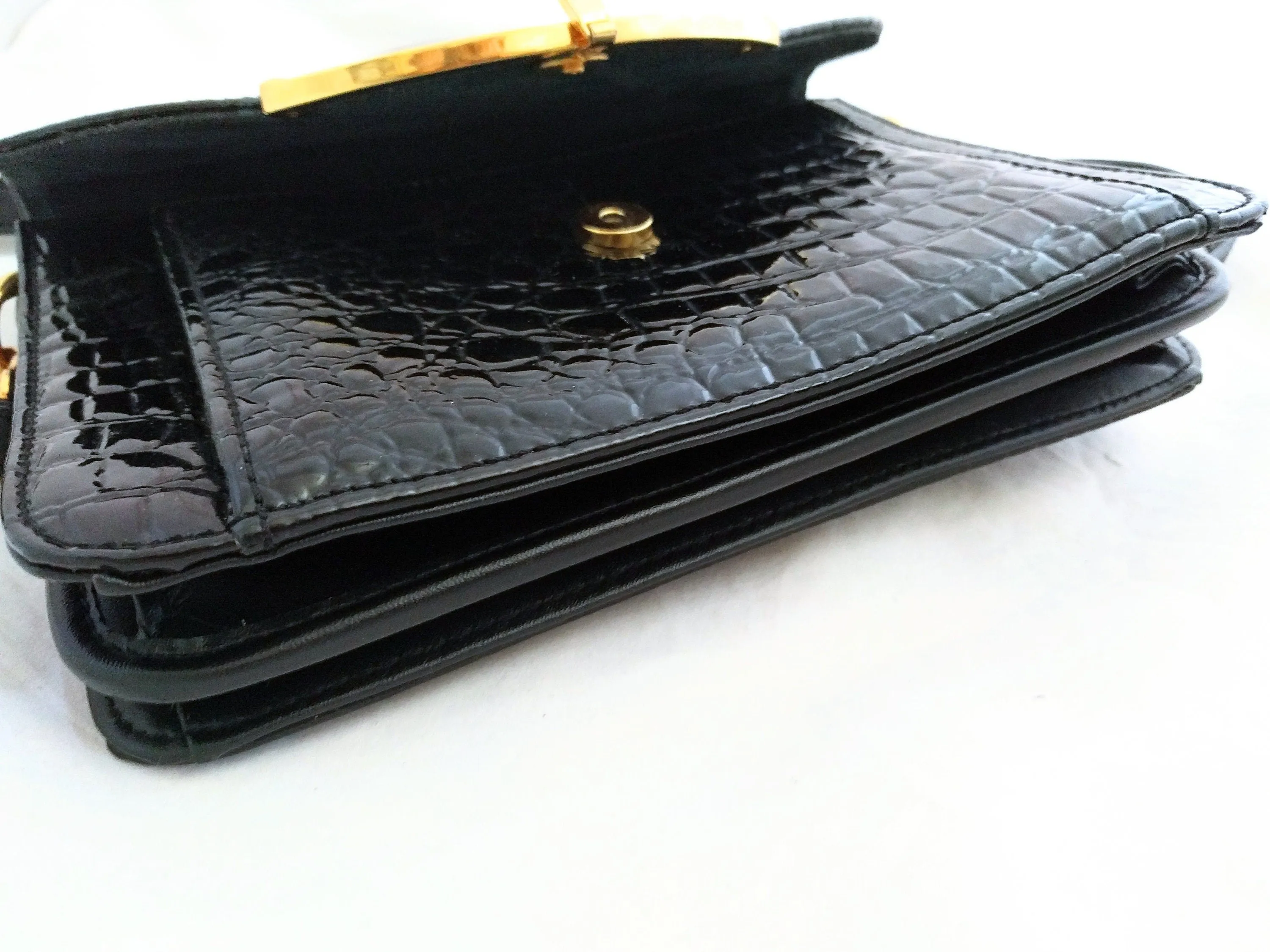 Chenson Black Embossed Leather Handbag – Crocodile-Embossed Shoulder Bag with Removable Strap, 1980s Designer Purse