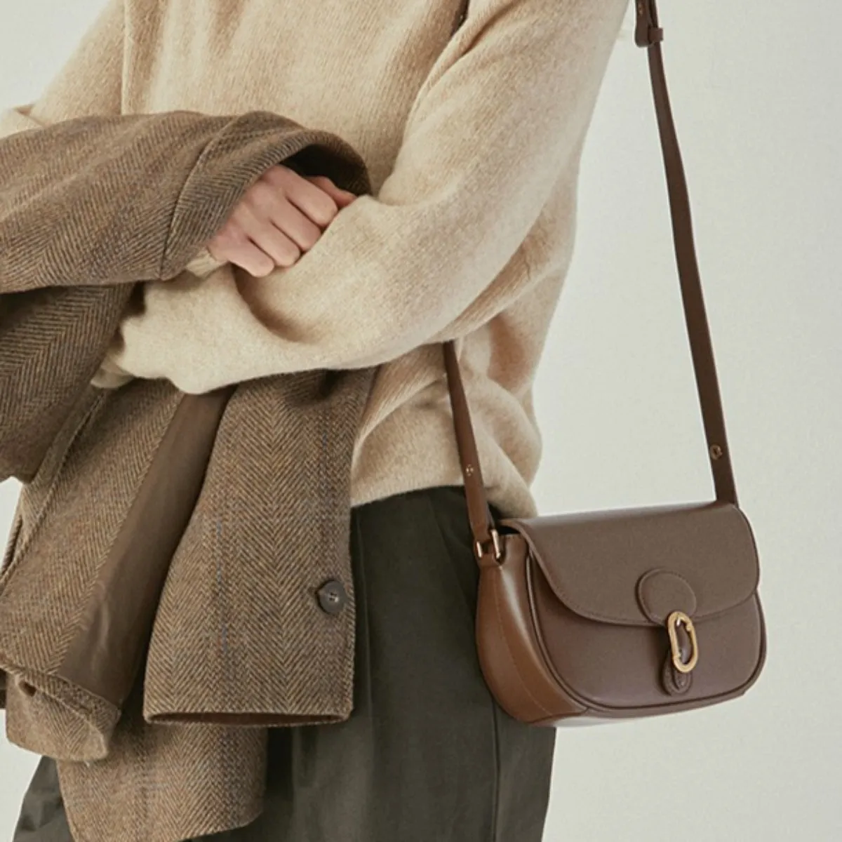 J.ESTINA Classic Leather Bag Brown Shoulder Crossbody Bag with Adjustable Length Strap / from Seoul, Korea