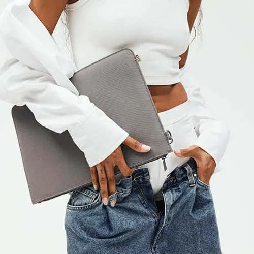 The BÉISics Laptop Pouch in Grey